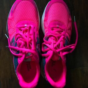 Like new New Balance breast cancer shoe